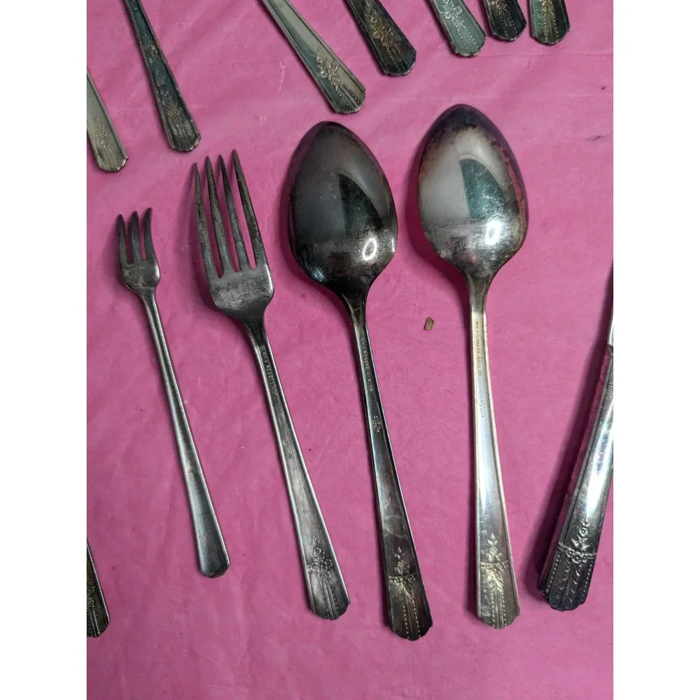 20 Lot WM A Rogers A1 Plus Onieda ltd tudor Silver plated flatware spoons forks‎